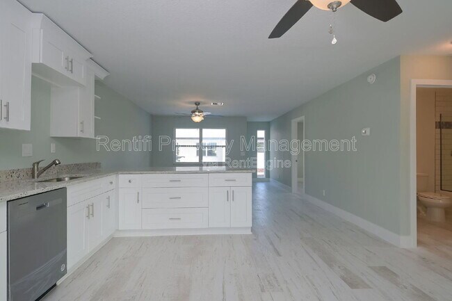 Building Photo - 1322 Miramar St