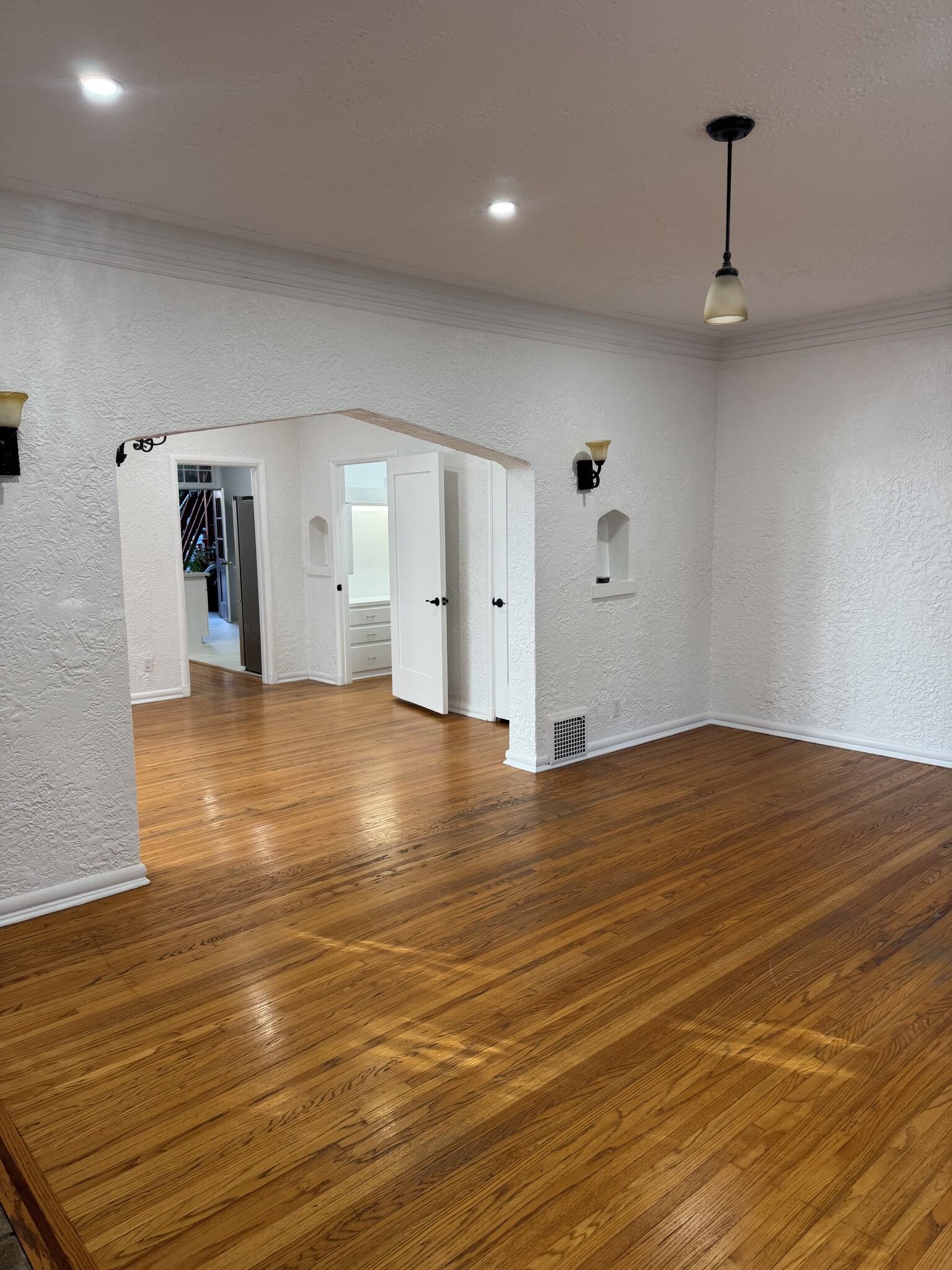Building Photo - 1260 N Flores St