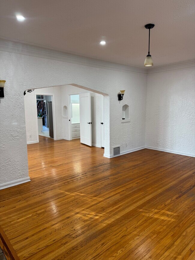 Building Photo - 1260 N Flores St