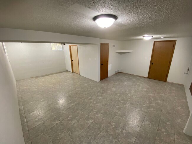 Building Photo - 4000 SE Mercier St