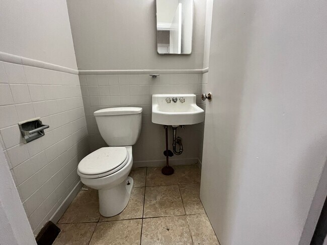 Building Photo - 3 Bedrooms, 1.5 Bathroom - Home in Sherwood Forest!