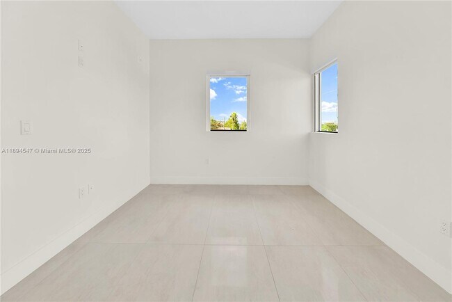 Building Photo - 530 SW 11th Ave