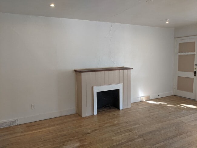 Building Photo - $1000 - 2 Bedroom 1 Bath Apartment - Less ...