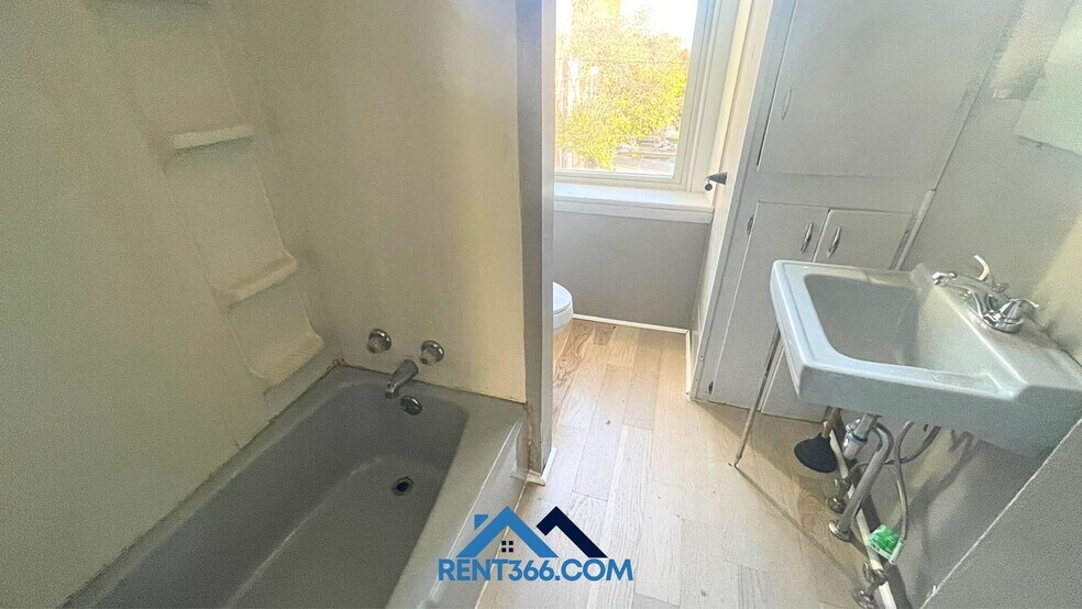 Building Photo - 101 N George St