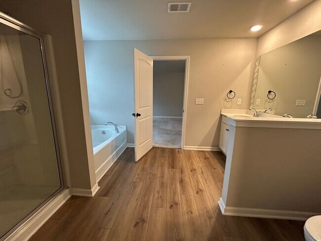 Building Photo - **Move in with NO SECURITY DEPOSIT**11612 Winston Dr - Available NOW! $100 Off First 2 Months!  –...