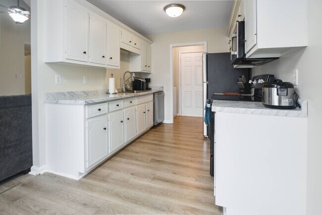 Building Photo - Pet Friendly Three Bedroom with Bonus!