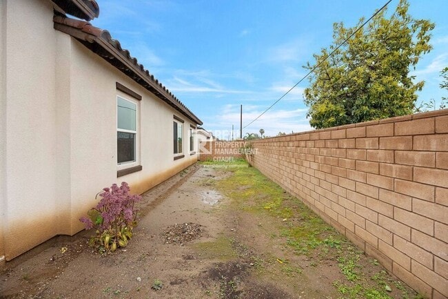 Building Photo - 365 Huntington Ct