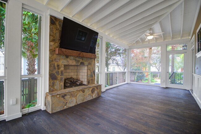 Building Photo - 612 Daggett St