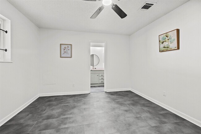 Building Photo - 10027 Valley Sun Dr