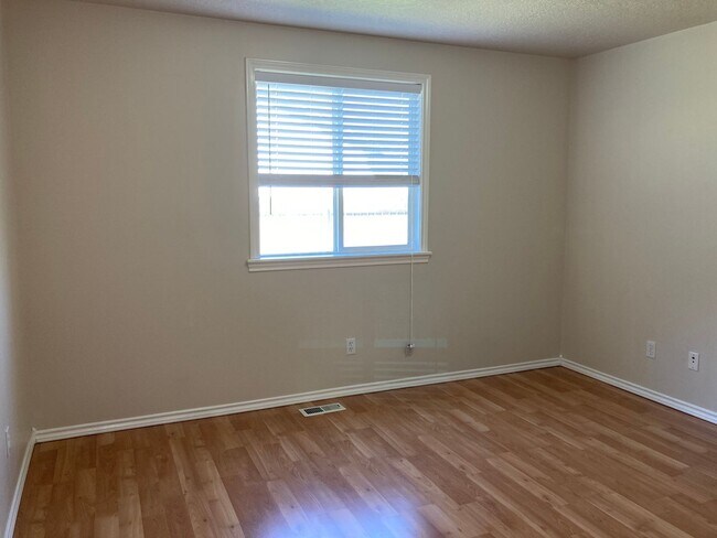 Building Photo - 928 N Middlemist Pl - Awesome Backyard, Go...