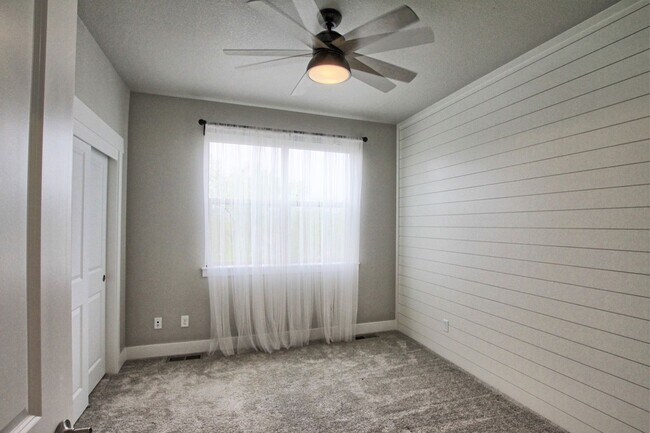 Building Photo - Newer 2 bed 2.5 bath Castle Rock townhome.