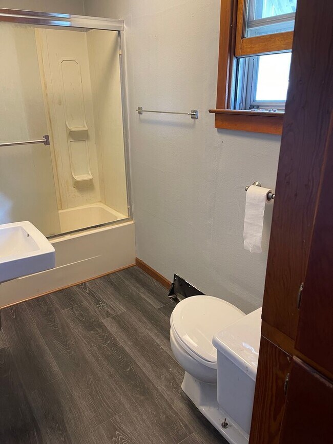 Building Photo - 2 Bedroom, 1 Bathroom Home located in Stanton, NE! More pictures to come! Casa de 2 dormitorios y...