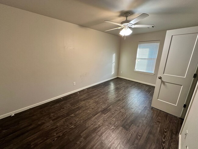 Building Photo - Move -in Special: Cute 2 bed 2 bath duplex...