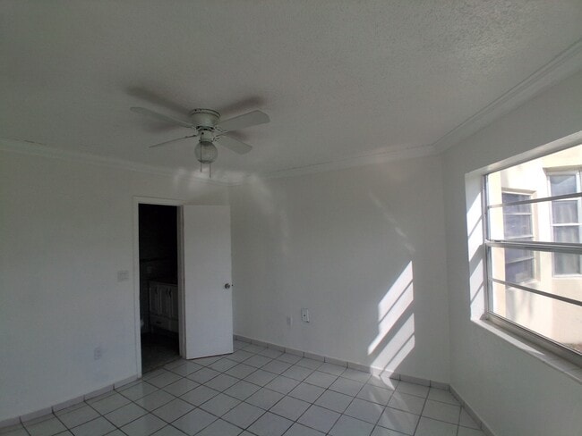 Building Photo - 1605 NE Miami Gardens Dr