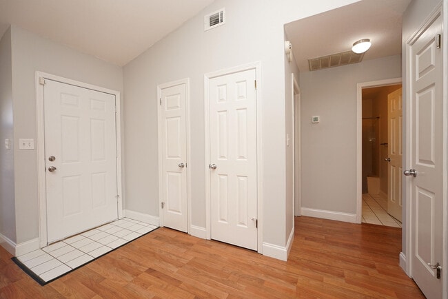 Building Photo - 243 Parkwood Cir