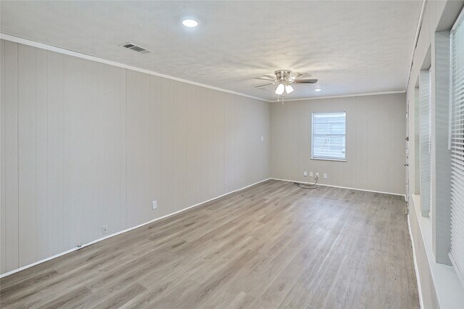 Building Photo - 1106-12th 1/2 12th 1/2 St N