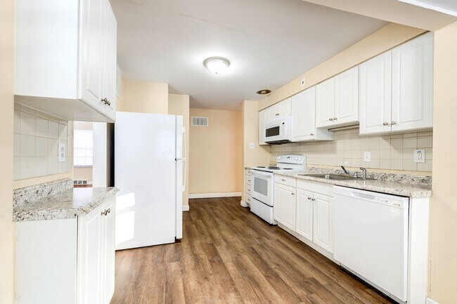 Building Photo - Charming 3-Bedroom Home with Garage, Basement & Fenced Backyard