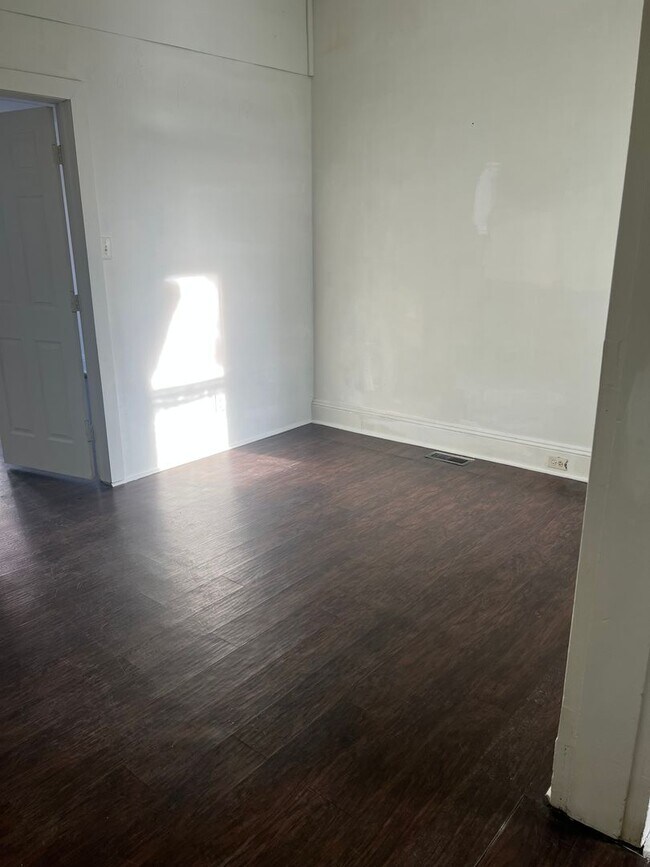 Building Photo - First-Floor Apartment Accepting Housing Vouchers - MOVE IN SPECIAL