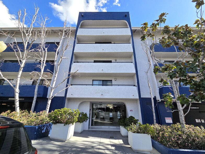 Front of building - 10982 Roebling Ave