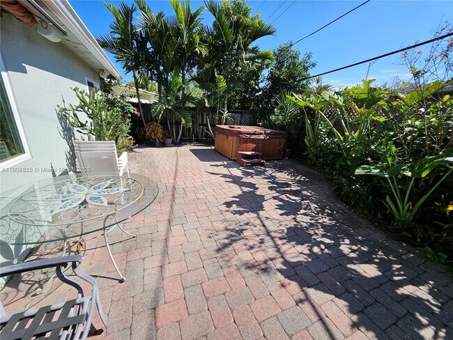 Building Photo - 2016 NE 26th Dr