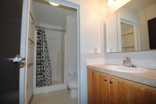 Building Photo - 2 Bed/1 Bath off Nordale Rd