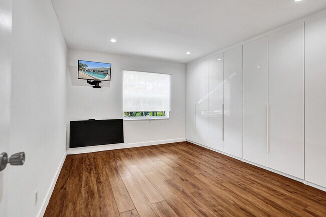 Building Photo - 6289 Bay Club Dr