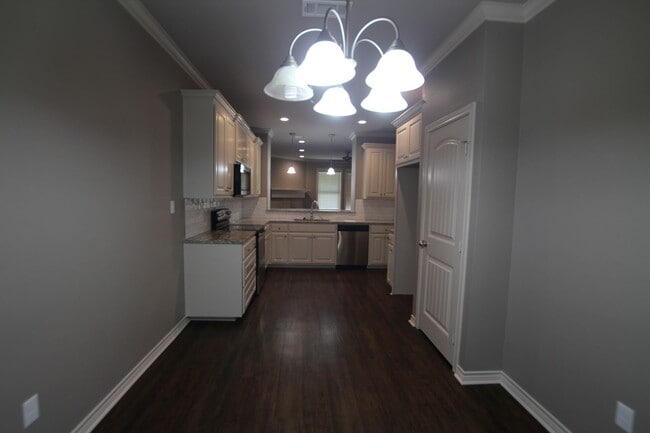 Building Photo - Beautiful 3 Bedroom 2 Bath Home in Guinn E...