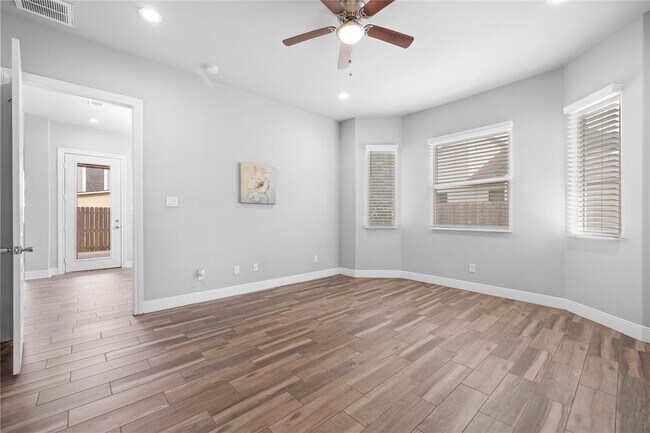 Building Photo - 8938 Intervale St