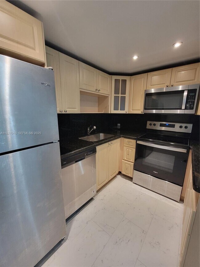 Building Photo - 8290 Lake Dr