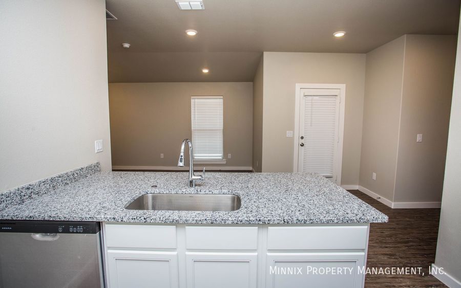 Building Photo - 407 E 21st St