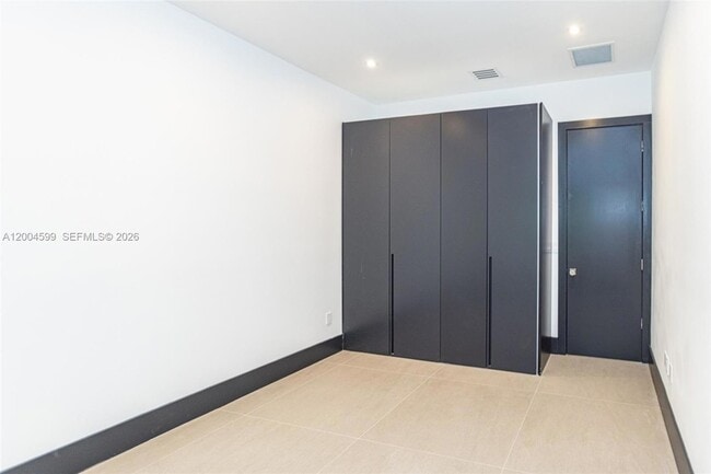 Building Photo - 2440 N Shore Terrace