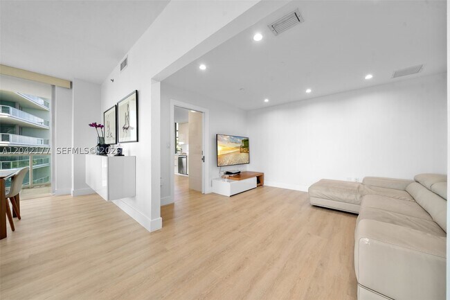 Building Photo - 2645 S Bayshore Dr