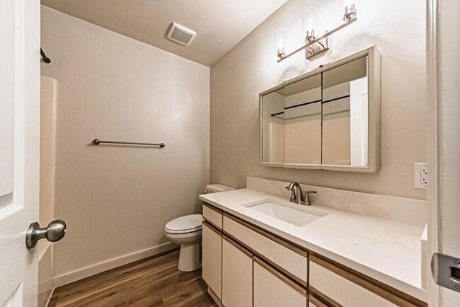 Building Photo - Renovated Charming 2-Bedroom Duplex