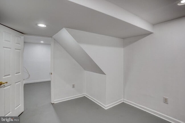 Building Photo - 124 Hilldale Ct