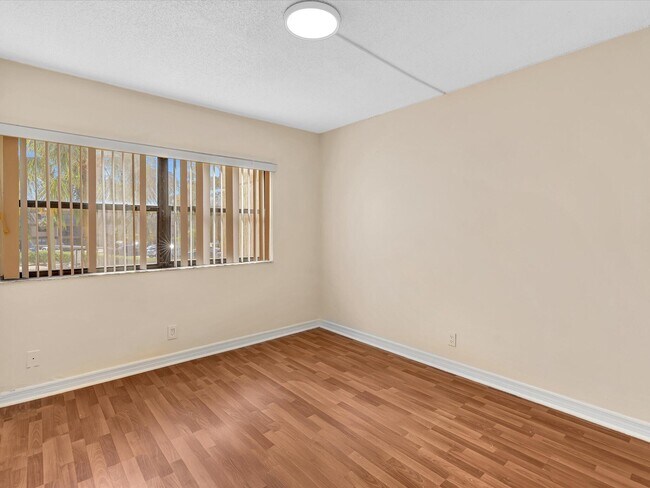 Building Photo - 220 Lakeview Dr