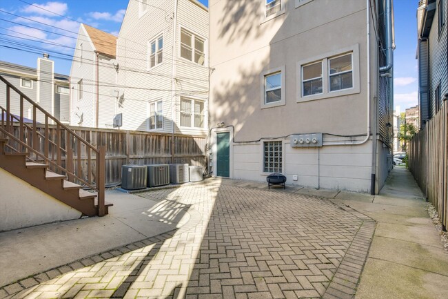 Building Photo - 3304 N Hamilton Ave