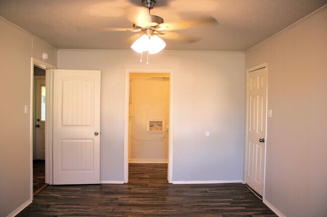 Building Photo - 4 BEDROOM HOUSE BY ELEMENTARY SCHOOL*