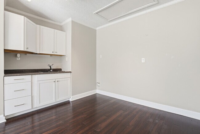 Building Photo - 10 Chamois Ct