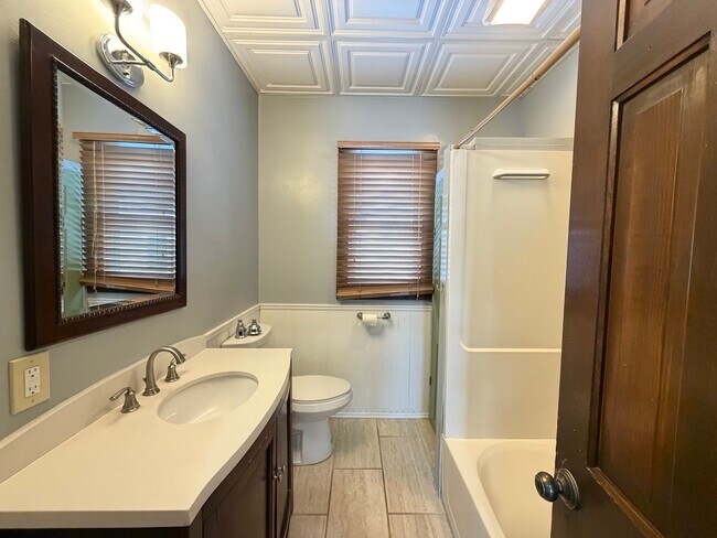 Building Photo - 3 Bedroom Home on NW Side of Grand Rapids