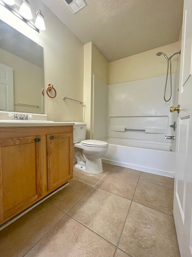 Building Photo - 2B/2B Unfurnished Condo near Beach in the Heart of Destin!