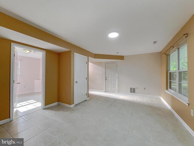 Building Photo - 21133 Woodmere Dr