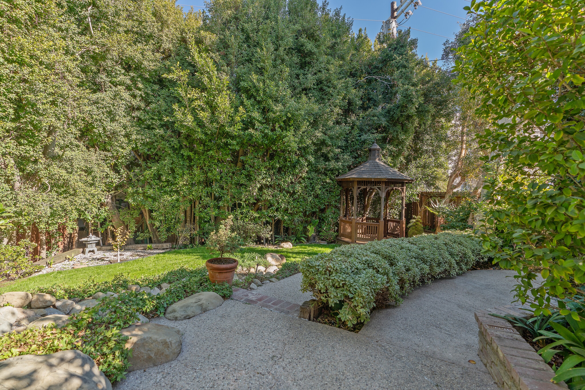 Building Photo - 1604 Pandora Ave