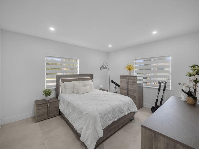 Building Photo - 520 NE 135th St