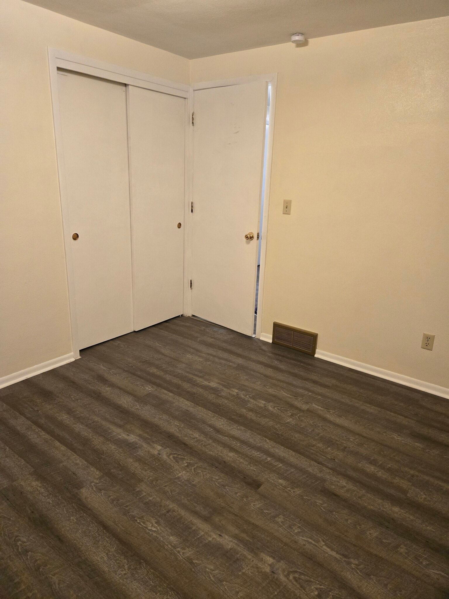 Building Photo - 513 N Oak Ave