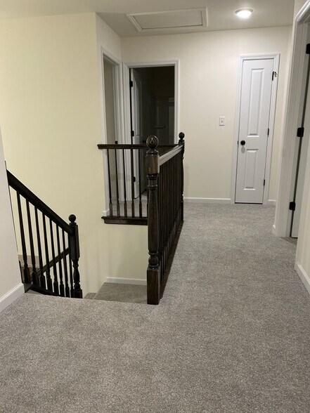 Building Photo - 402 Yellow Rose Ct