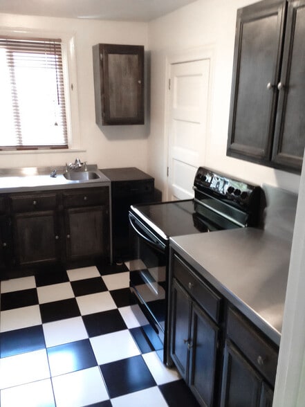 Building Photo - 6116 Fountain Ave