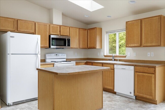 Building Photo - Beautiful Spacious 4 Bedroom 2.75 Bathroom...