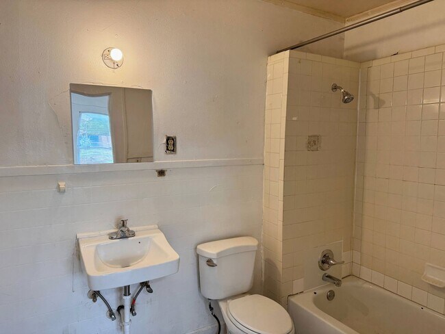 Building Photo - 1818 Collins Ave