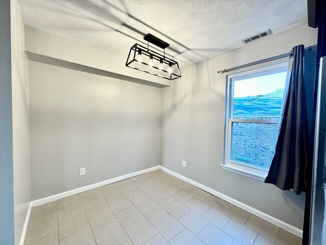 Building Photo - Freshly painted & Available NOW! Tri-Level...