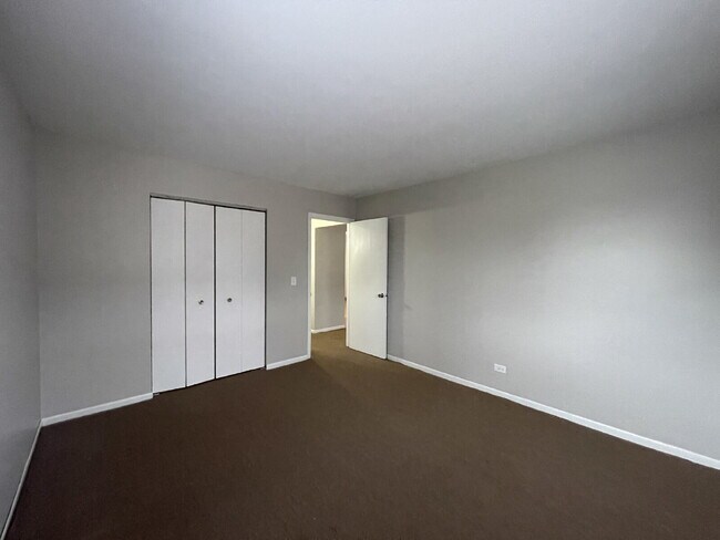 Building Photo - FRESHLY PAINTED 2BR, 1BA condo, close to RT59 shopping and restaurants. NAPERVILLE 203 SCHOOLS!